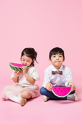 포토 JPG 스튜디오촬영 전신 여자 남자 어린이라이프 어린이 놀이 수박 실내 서기 앉기 두명 앞모습 여름 한국인 먹기 흉내 즐거움 어린이만 국내포토 라이프스타일 계절 감정 뷰포인트 과일 모션 사람 동양인 내부 파일형식