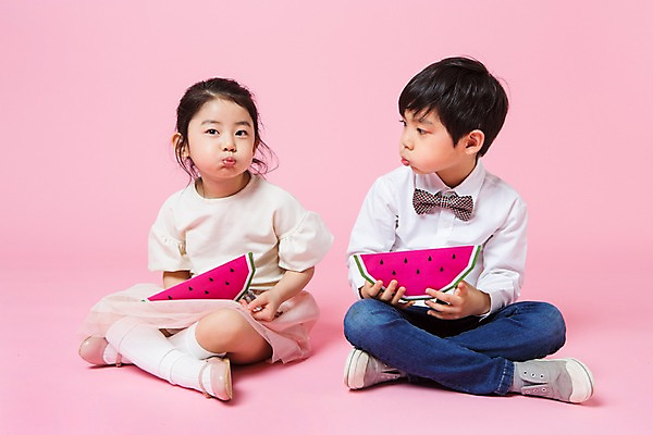 포토 JPG 스튜디오촬영 전신 여자 남자 어린이라이프 어린이 놀이 수박 실내 서기 앉기 두명 앞모습 여름 한국인 먹기 흉내 즐거움 어린이만 국내포토 라이프스타일 계절 감정 뷰포인트 과일 모션 사람 동양인 내부 파일형식