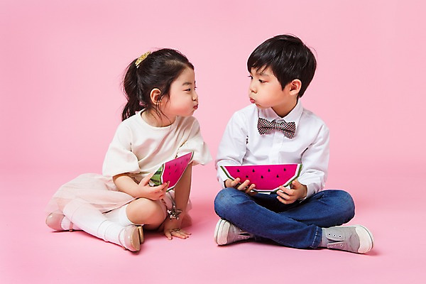 포토 JPG 스튜디오촬영 전신 여자 남자 어린이라이프 어린이 놀이 수박 실내 서기 앉기 두명 앞모습 여름 한국인 먹기 흉내 즐거움 어린이만 국내포토 라이프스타일 계절 감정 뷰포인트 과일 모션 사람 동양인 내부 파일형식