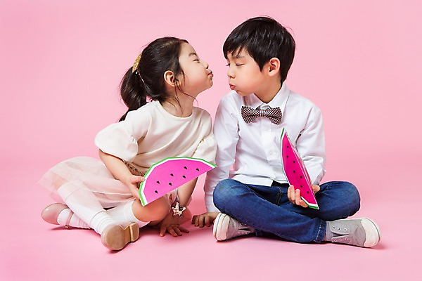 포토 JPG 스튜디오촬영 전신 여자 남자 어린이라이프 어린이 놀이 수박 실내 서기 앉기 두명 앞모습 여름 한국인 먹기 흉내 즐거움 어린이만 국내포토 라이프스타일 계절 감정 뷰포인트 과일 모션 사람 동양인 내부 파일형식