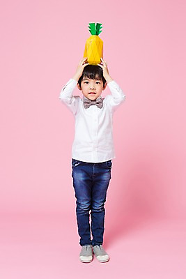 포토 JPG 스튜디오촬영 전신 남자 어린이라이프 어린이 놀이 실내 한명 서기 들기 앞모습 여름 한국인 흉내 파인애플 즐거움 어린이만 소년한명만 국내포토 1 라이프스타일 계절 감정 뷰포인트 과일 모션 사람 동양인 내부 열대과일 남자한명만 소년만 파일형식