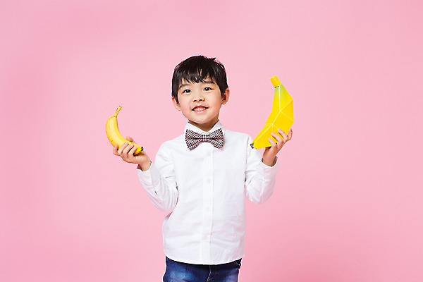 포토 JPG 스튜디오촬영 남자 어린이라이프 어린이 놀이 바나나 실내 한명 서기 들기 상반신 앞모습 여름 한국인 흉내 즐거움 어린이만 소년한명만 국내포토 1 라이프스타일 계절 감정 뷰포인트 과일 모션 사람 동양인 내부 남자한명만 소년만 파일형식