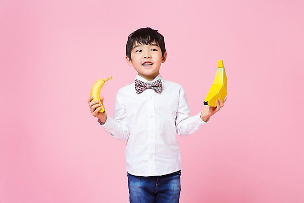 포토 JPG 스튜디오촬영 남자 어린이라이프 어린이 놀이 바나나 실내 한명 서기 들기 상반신 앞모습 여름 한국인 흉내 즐거움 어린이만 소년한명만 국내포토 1 라이프스타일 계절 감정 뷰포인트 과일 모션 사람 동양인 내부 남자한명만 소년만 파일형식