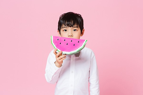 포토 JPG 스튜디오촬영 남자 어린이라이프 어린이 놀이 수박 실내 한명 서기 들기 상반신 앞모습 여름 한국인 흉내 즐거움 어린이만 소년한명만 국내포토 1 라이프스타일 계절 감정 뷰포인트 과일 모션 사람 동양인 내부 남자한명만 소년만 파일형식