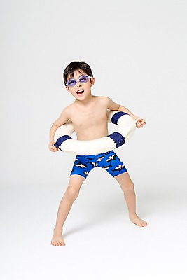 포토 JPG 스튜디오촬영 전신 남자 수영복 어린이라이프 어린이 실내 한명 서기 미소 앞모습 여름 한국인 즐거움 튜브 어린이만 소년한명만 국내포토 1 라이프스타일 옷 계절 감정 뷰포인트 모션 표정 사람 동양인 내부 남자한명만 소년만 파일형식