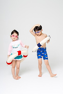 포토 JPG 스튜디오촬영 전신 여자 남자 수영복 어린이라이프 어린이 실내 서기 두명 앞모습 여름 한국인 즐거움 튜브 어린이만 국내포토 라이프스타일 옷 계절 감정 뷰포인트 모션 사람 동양인 내부 파일형식