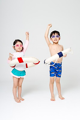 포토 JPG 스튜디오촬영 전신 여자 남자 수영복 어린이라이프 어린이 실내 서기 두명 앞모습 여름 손들기 한국인 즐거움 튜브 어린이만 국내포토 라이프스타일 옷 계절 감정 뷰포인트 모션 사람 동양인 내부 파일형식