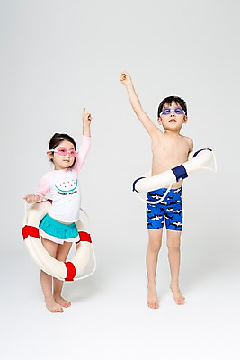 포토 JPG 스튜디오촬영 전신 여자 남자 수영복 어린이라이프 어린이 실내 서기 두명 앞모습 여름 손들기 한국인 즐거움 튜브 어린이만 국내포토 라이프스타일 옷 계절 감정 뷰포인트 모션 사람 동양인 내부 파일형식