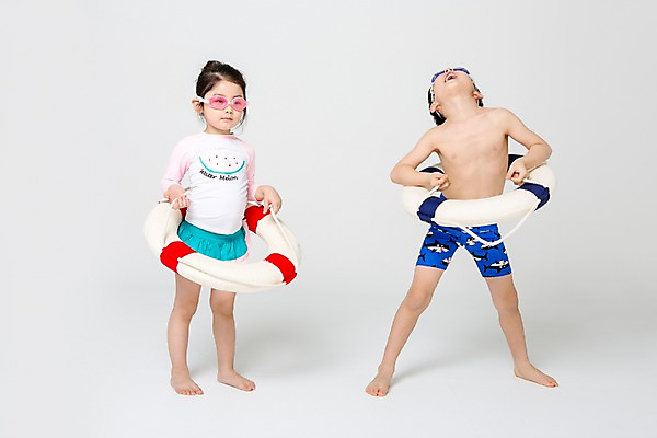 포토 JPG 스튜디오촬영 전신 여자 남자 수영복 어린이라이프 어린이 실내 서기 두명 앞모습 여름 한국인 즐거움 튜브 어린이만 국내포토 라이프스타일 옷 계절 감정 뷰포인트 모션 사람 동양인 내부 파일형식