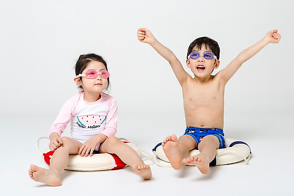 포토 JPG 스튜디오촬영 전신 여자 남자 수영복 어린이라이프 어린이 놀이 팔벌리기 실내 앉기 두명 앞모습 여름 한국인 즐거움 튜브 어린이만 국내포토 라이프스타일 옷 계절 감정 뷰포인트 모션 사람 동양인 내부 파일형식