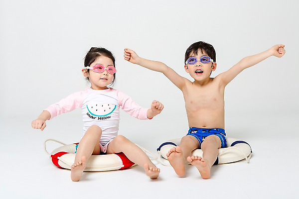 포토 JPG 스튜디오촬영 전신 여자 남자 수영복 어린이라이프 어린이 놀이 팔벌리기 실내 앉기 두명 앞모습 여름 한국인 즐거움 튜브 어린이만 국내포토 라이프스타일 옷 계절 감정 뷰포인트 모션 사람 동양인 내부 파일형식