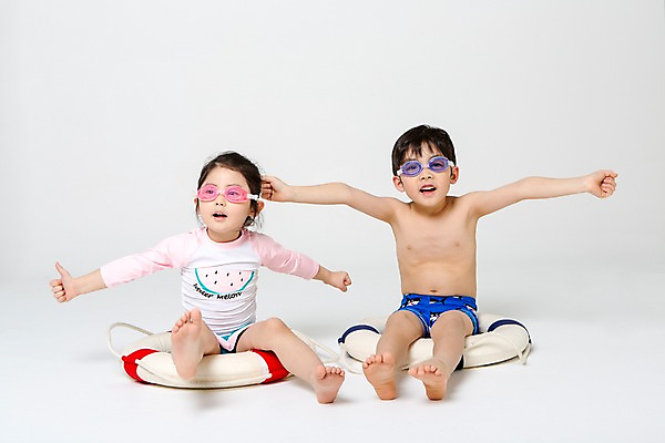 포토 JPG 스튜디오촬영 전신 여자 남자 수영복 어린이라이프 어린이 놀이 팔벌리기 실내 앉기 두명 앞모습 여름 한국인 즐거움 튜브 어린이만 국내포토 라이프스타일 옷 계절 감정 뷰포인트 모션 사람 동양인 내부 파일형식