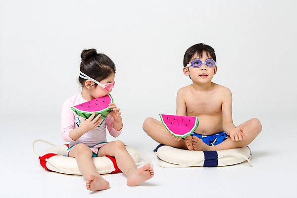 포토 JPG 스튜디오촬영 전신 여자 남자 수영복 어린이라이프 어린이 수박 실내 들기 앉기 두명 앞모습 여름 한국인 흉내 즐거움 튜브 어린이만 국내포토 라이프스타일 옷 계절 감정 뷰포인트 과일 모션 사람 동양인 내부 파일형식