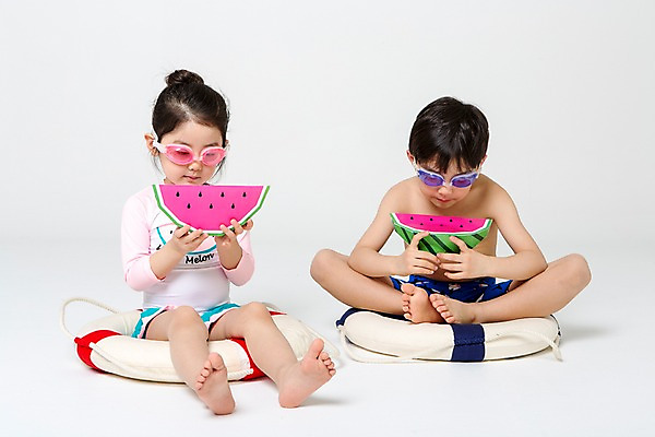 포토 JPG 스튜디오촬영 전신 여자 남자 수영복 어린이라이프 어린이 수박 실내 들기 앉기 두명 앞모습 여름 한국인 흉내 즐거움 튜브 어린이만 국내포토 라이프스타일 옷 계절 감정 뷰포인트 과일 모션 사람 동양인 내부 파일형식