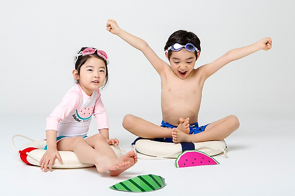 포토 JPG 스튜디오촬영 전신 여자 남자 어린이라이프 어린이 팔벌리기 수박 실내 앉기 두명 앞모습 여름 한국인 즐거움 튜브 어린이만 국내포토 라이프스타일 계절 감정 뷰포인트 과일 모션 사람 동양인 내부 파일형식