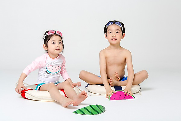 포토 JPG 스튜디오촬영 전신 여자 남자 어린이라이프 어린이 수박 실내 앉기 두명 앞모습 여름 한국인 즐거움 튜브 어린이만 국내포토 라이프스타일 계절 감정 뷰포인트 과일 모션 사람 동양인 내부 파일형식