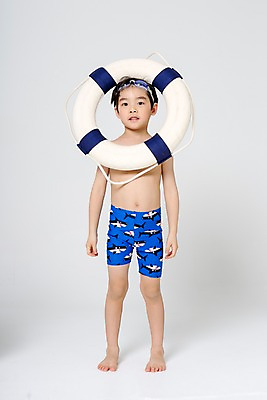 포토 JPG 스튜디오촬영 전신 남자 수영복 어린이라이프 어린이 장난 실내 한명 서기 미소 앞모습 여름 한국인 즐거움 튜브 어린이만 소년한명만 국내포토 1 라이프스타일 옷 계절 감정 뷰포인트 모션 표정 사람 동양인 내부 남자한명만 소년만 파일형식