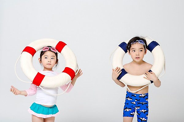 포토 JPG 스튜디오촬영 여자 남자 수영복 어린이라이프 어린이 놀이 실내 서기 들기 상반신 두명 앞모습 여름 한국인 즐거움 튜브 어린이만 국내포토 라이프스타일 옷 계절 감정 뷰포인트 모션 사람 동양인 내부 파일형식