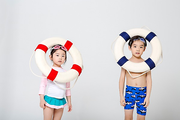 포토 JPG 스튜디오촬영 여자 남자 수영복 어린이라이프 어린이 놀이 실내 서기 들기 상반신 두명 앞모습 여름 한국인 즐거움 튜브 어린이만 국내포토 라이프스타일 옷 계절 감정 뷰포인트 모션 사람 동양인 내부 파일형식