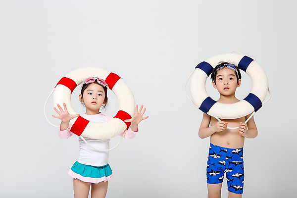 포토 JPG 스튜디오촬영 여자 남자 수영복 어린이라이프 어린이 놀이 실내 서기 들기 상반신 두명 앞모습 여름 한국인 즐거움 튜브 어린이만 국내포토 라이프스타일 옷 계절 감정 뷰포인트 모션 사람 동양인 내부 파일형식