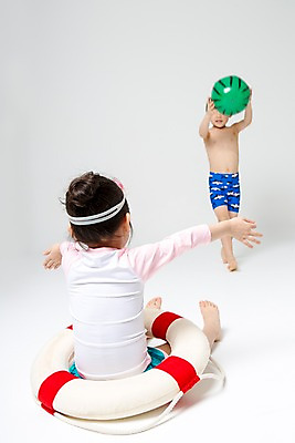 포토 JPG 스튜디오촬영 전신 여자 남자 수영복 어린이라이프 어린이 놀이 실내 서기 들기 앉기 두명 앞모습 뒷모습 여름 한국인 비치볼 튜브 어린이만 국내포토 라이프스타일 옷 계절 뷰포인트 공 모션 바캉스용품 사람 동양인 내부 파일형식