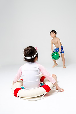 포토 JPG 스튜디오촬영 전신 여자 남자 수영복 어린이라이프 어린이 놀이 실내 서기 들기 앉기 두명 앞모습 뒷모습 여름 한국인 비치볼 튜브 어린이만 국내포토 라이프스타일 옷 계절 뷰포인트 공 모션 바캉스용품 사람 동양인 내부 파일형식