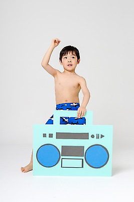 포토 JPG 스튜디오촬영 전신 여자 남자 어린이라이프 어린이 실내 한명 서기 앞모습 여름 손들기 한국인 즐거움 라디오 어린이만 소년한명만 소녀한명만 국내포토 1 라이프스타일 계절 감정 뷰포인트 모션 사람 동양인 내부 전자제품 남자한명만 여자한명만 소년만 소녀만 파일형식