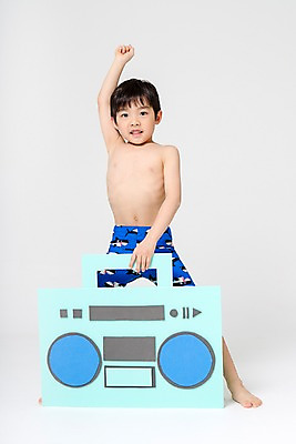 포토 JPG 스튜디오촬영 전신 여자 남자 어린이라이프 어린이 실내 한명 서기 앞모습 여름 손들기 한국인 즐거움 라디오 어린이만 소년한명만 소녀한명만 국내포토 1 라이프스타일 계절 감정 뷰포인트 모션 사람 동양인 내부 전자제품 남자한명만 여자한명만 소년만 소녀만 파일형식