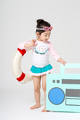 포토 JPG 스튜디오촬영 전신 여자 수영복 어린이라이프 어린이 실내 한명 서기 미소 들기 앞모습 여름 한국인 즐거움 라디오 튜브 어린이만 소녀한명만 국내포토 1 라이프스타일 옷 계절 감정 뷰포인트 모션 표정 사람 동양인 내부 전자제품 여자한명만 소녀만 파일형식