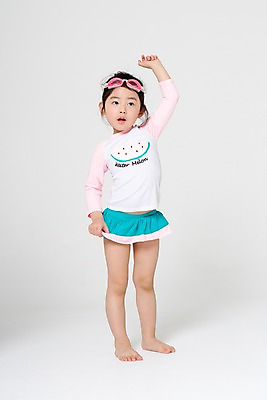 포토 JPG 스튜디오촬영 전신 여자 수영복 어린이라이프 어린이 실내 한명 서기 미소 앞모습 여름 손들기 한국인 즐거움 어린이만 소녀한명만 국내포토 1 라이프스타일 옷 계절 감정 뷰포인트 모션 표정 사람 동양인 내부 여자한명만 소녀만 파일형식