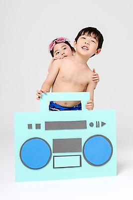 포토 JPG 스튜디오촬영 전신 여자 남자 수영복 어린이라이프 어린이 실내 서기 두명 앞모습 여름 한국인 즐거움 라디오 어린이만 국내포토 라이프스타일 옷 계절 감정 뷰포인트 모션 사람 동양인 내부 전자제품 파일형식