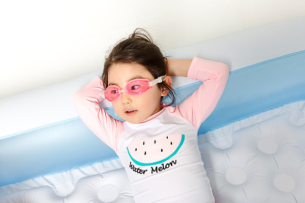 포토 JPG 스튜디오촬영 여자 수영복 어린이라이프 어린이 실내 한명 상반신 앞모습 여름 눕기 한국인 물안경 즐거움 어린이만 소녀한명만 국내포토 1 라이프스타일 옷 계절 감정 뷰포인트 모션 사람 동양인 내부 수영용품 여자한명만 소녀만 파일형식