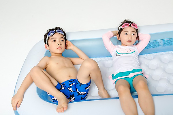 포토 JPG 스튜디오촬영 전신 여자 남자 어린이라이프 여유 어린이 실내 상반신 두명 앞모습 여름 눕기 한국인 즐거움 튜브 어린이만 국내포토 라이프스타일 계절 감정 뷰포인트 모션 사람 동양인 내부 파일형식