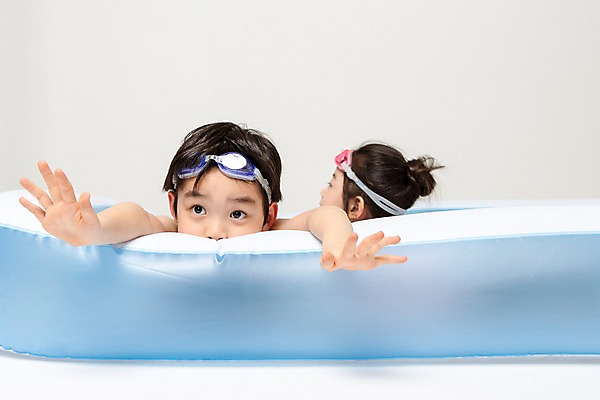 포토 JPG 스튜디오촬영 여자 남자 어린이라이프 어린이 엎드리기 장난 놀이 실내 상반신 두명 앞모습 여름 풀장 한국인 즐거움 튜브 어린이만 국내포토 라이프스타일 계절 감정 뷰포인트 모션 수영장 사람 동양인 내부 파일형식