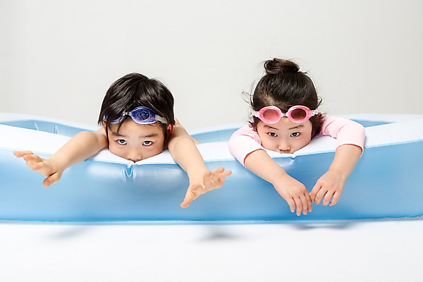 포토 JPG 스튜디오촬영 여자 남자 어린이라이프 어린이 엎드리기 장난 놀이 실내 상반신 두명 앞모습 여름 풀장 한국인 즐거움 튜브 어린이만 국내포토 라이프스타일 계절 감정 뷰포인트 모션 수영장 사람 동양인 내부 파일형식