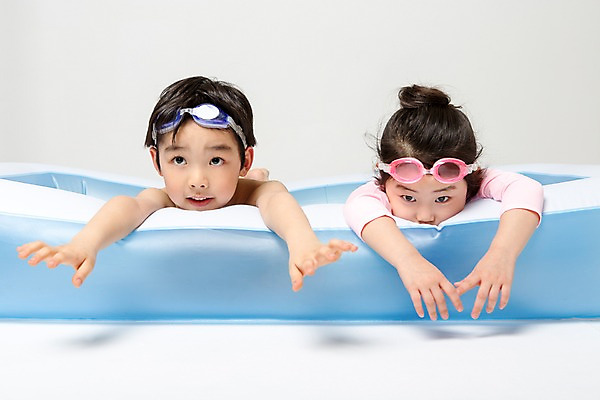 포토 JPG 스튜디오촬영 여자 남자 어린이라이프 어린이 엎드리기 장난 놀이 실내 상반신 두명 앞모습 여름 풀장 한국인 즐거움 튜브 어린이만 국내포토 라이프스타일 계절 감정 뷰포인트 모션 수영장 사람 동양인 내부 파일형식