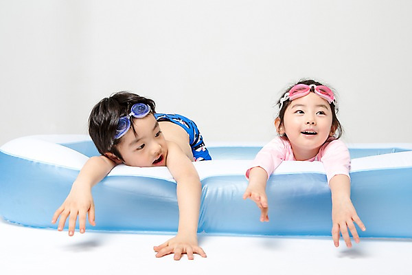 포토 JPG 스튜디오촬영 여자 남자 어린이라이프 어린이 엎드리기 장난 놀이 실내 상반신 두명 앞모습 여름 풀장 한국인 즐거움 튜브 어린이만 국내포토 라이프스타일 계절 감정 뷰포인트 모션 수영장 사람 동양인 내부 파일형식