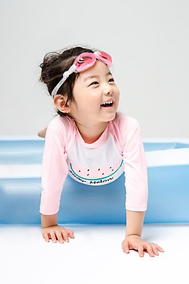 포토 JPG 스튜디오촬영 여자 어린이라이프 어린이 엎드리기 실내 한명 미소 상반신 앞모습 여름 풀장 한국인 즐거움 튜브 어린이만 소녀한명만 국내포토 1 라이프스타일 계절 감정 뷰포인트 모션 수영장 표정 사람 동양인 내부 여자한명만 소녀만 파일형식