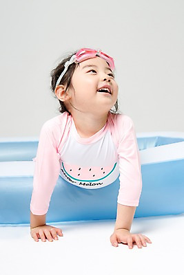 포토 JPG 스튜디오촬영 여자 어린이라이프 어린이 엎드리기 실내 한명 미소 상반신 앞모습 여름 풀장 한국인 즐거움 튜브 어린이만 소녀한명만 국내포토 1 라이프스타일 계절 감정 뷰포인트 모션 수영장 표정 사람 동양인 내부 여자한명만 소녀만 파일형식