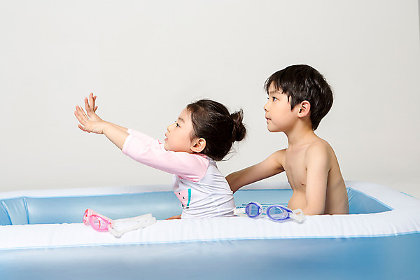 포토 JPG 스튜디오촬영 여자 남자 어린이라이프 어린이 놀이 실내 앉기 상반신 두명 옆모습 여름 풀장 한국인 즐거움 튜브 어린이만 국내포토 라이프스타일 계절 감정 뷰포인트 모션 수영장 사람 동양인 내부 파일형식