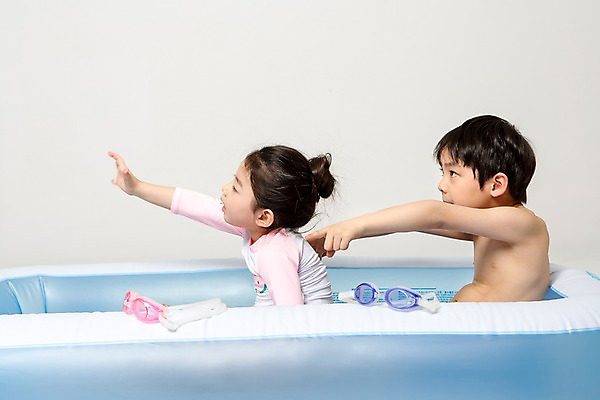 포토 JPG 스튜디오촬영 여자 남자 어린이라이프 어린이 놀이 실내 앉기 상반신 두명 옆모습 여름 풀장 한국인 즐거움 튜브 어린이만 국내포토 라이프스타일 계절 감정 뷰포인트 모션 수영장 사람 동양인 내부 파일형식