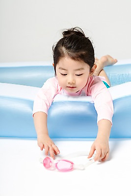 포토 JPG 스튜디오촬영 여자 어린이라이프 어린이 엎드리기 실내 한명 미소 상반신 앞모습 여름 풀장 한국인 즐거움 튜브 어린이만 소녀한명만 국내포토 1 라이프스타일 계절 감정 뷰포인트 모션 수영장 표정 사람 동양인 내부 여자한명만 소녀만 파일형식