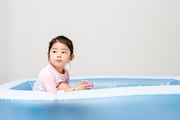 포토 JPG 스튜디오촬영 여자 어린이라이프 어린이 놀이 실내 한명 앉기 상반신 옆모습 여름 풀장 한국인 즐거움 튜브 어린이만 소녀한명만 국내포토 1 라이프스타일 계절 감정 뷰포인트 모션 수영장 사람 동양인 내부 여자한명만 소녀만 파일형식