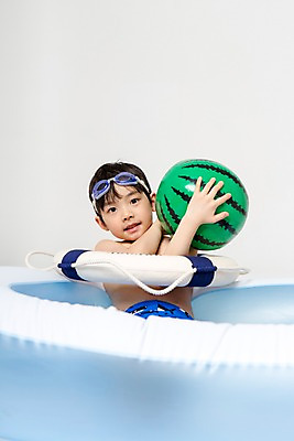 포토 JPG 스튜디오촬영 남자 어린이라이프 어린이 놀이 실내 한명 들기 앉기 상반신 앞모습 여름 풀장 한국인 비치볼 즐거움 튜브 어린이만 소년한명만 국내포토 1 라이프스타일 계절 감정 뷰포인트 공 모션 바캉스용품 수영장 사람 동양인 내부 남자한명만 소년만 파일형식