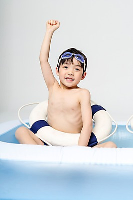 포토 JPG 스튜디오촬영 남자 어린이라이프 어린이 놀이 실내 한명 앉기 상반신 앞모습 여름 손들기 풀장 한국인 즐거움 튜브 어린이만 소년한명만 국내포토 1 라이프스타일 계절 감정 뷰포인트 모션 수영장 사람 동양인 내부 남자한명만 소년만 파일형식