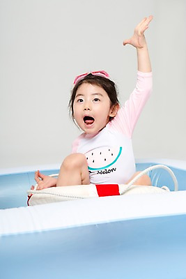 포토 JPG 스튜디오촬영 여자 어린이라이프 어린이 장난 놀이 실내 한명 미소 앉기 상반신 앞모습 여름 풀장 한국인 즐거움 튜브 어린이만 소녀한명만 국내포토 1 라이프스타일 계절 감정 뷰포인트 모션 수영장 표정 사람 동양인 내부 여자한명만 소녀만 파일형식