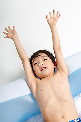 포토 JPG 스튜디오촬영 남자 어린이라이프 어린이 장난 실내 한명 미소 상반신 앞모습 여름 눕기 손들기 풀장 한국인 즐거움 튜브 어린이만 소년한명만 국내포토 1 라이프스타일 계절 감정 뷰포인트 모션 수영장 표정 사람 동양인 내부 남자한명만 소년만 파일형식