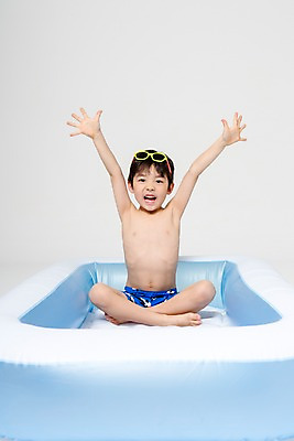 포토 JPG 스튜디오촬영 남자 어린이라이프 어린이 장난 놀이 실내 한명 앉기 상반신 앞모습 여름 손들기 풀장 한국인 즐거움 튜브 어린이만 소년한명만 국내포토 1 라이프스타일 계절 감정 뷰포인트 모션 수영장 사람 동양인 내부 남자한명만 소년만 파일형식