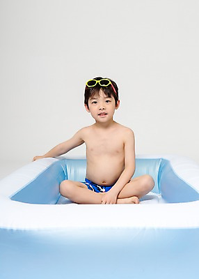 포토 JPG 스튜디오촬영 남자 어린이라이프 어린이 장난 놀이 실내 한명 앉기 상반신 앞모습 여름 풀장 한국인 즐거움 튜브 어린이만 소년한명만 국내포토 1 라이프스타일 계절 감정 뷰포인트 모션 수영장 사람 동양인 내부 남자한명만 소년만 파일형식