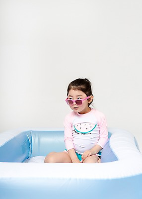 포토 JPG 스튜디오촬영 여자 어린이라이프 어린이 장난 놀이 실내 한명 앉기 상반신 앞모습 여름 풀장 한국인 즐거움 튜브 어린이만 소녀한명만 국내포토 1 라이프스타일 계절 감정 뷰포인트 모션 수영장 사람 동양인 내부 여자한명만 소녀만 파일형식